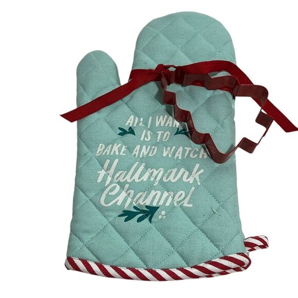Hallmark Channel Christmas Oven Mitt Gift‎ Set-Tree Shaped Cookie Cutter ~ NEW - Picture 1 of 7